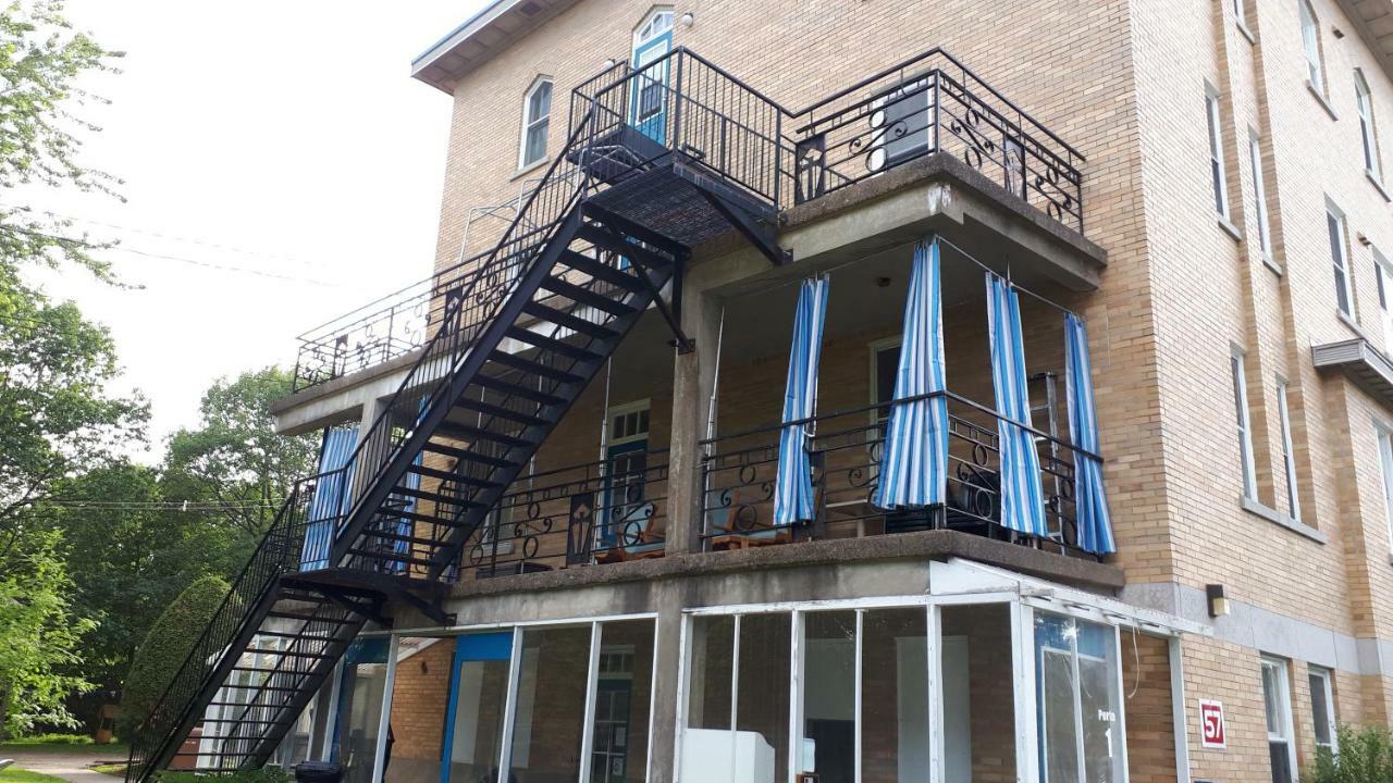 Mhotel Domaine L'Envolee- Maison Fleurie Victoriaville Exterior photo